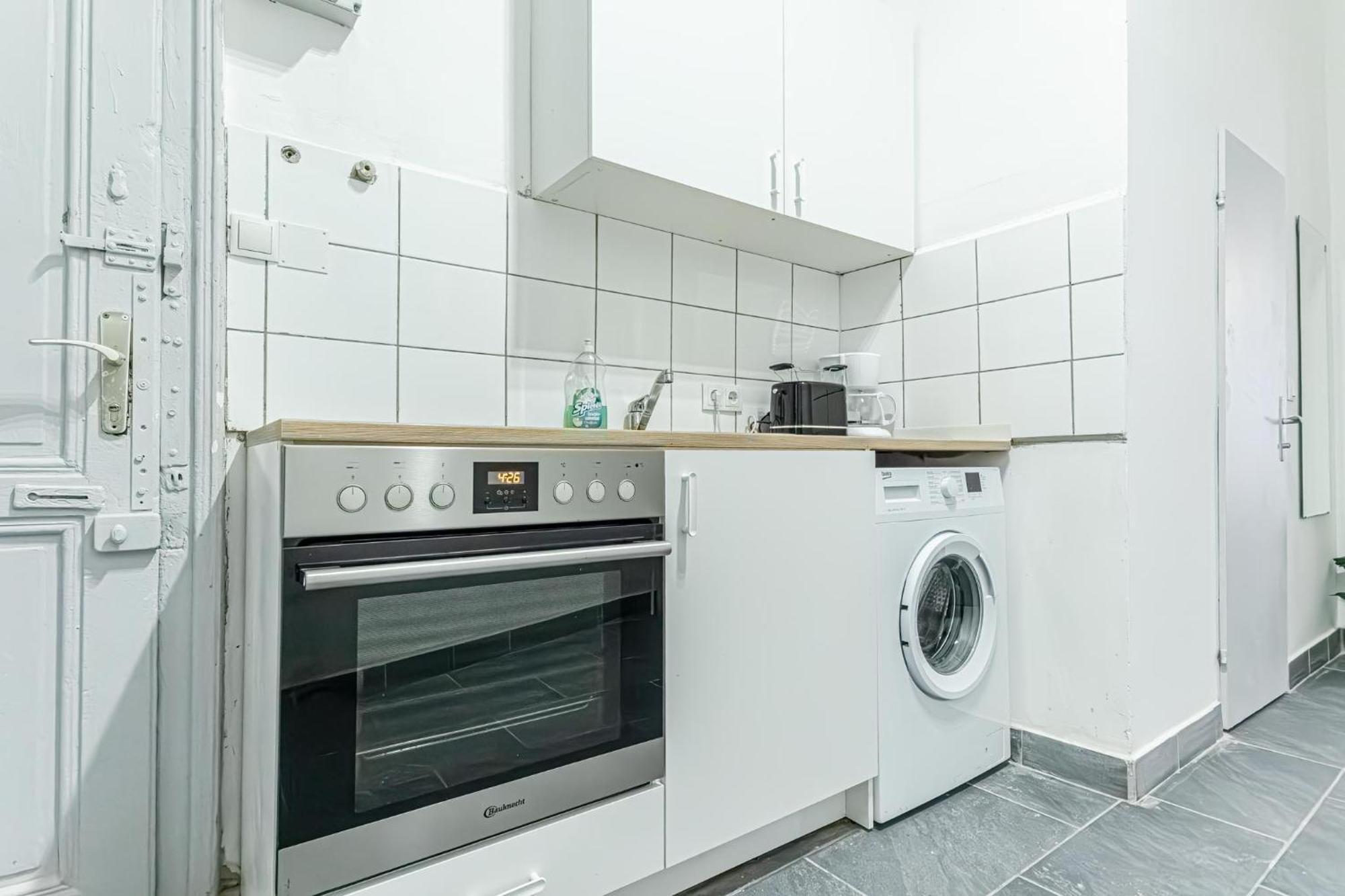 Lovely 1br In Prime Location Of * Viena