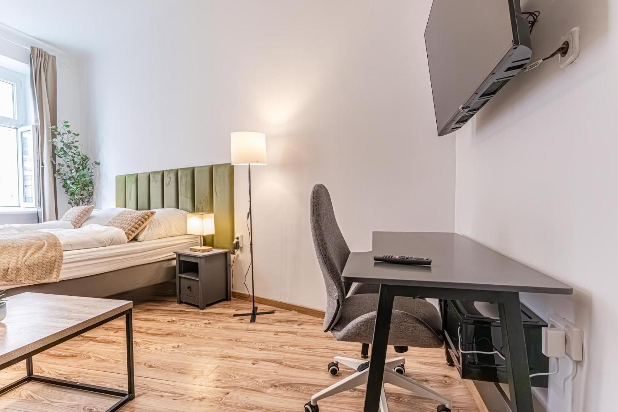 Lovely 1br In Prime Location Of * Viena