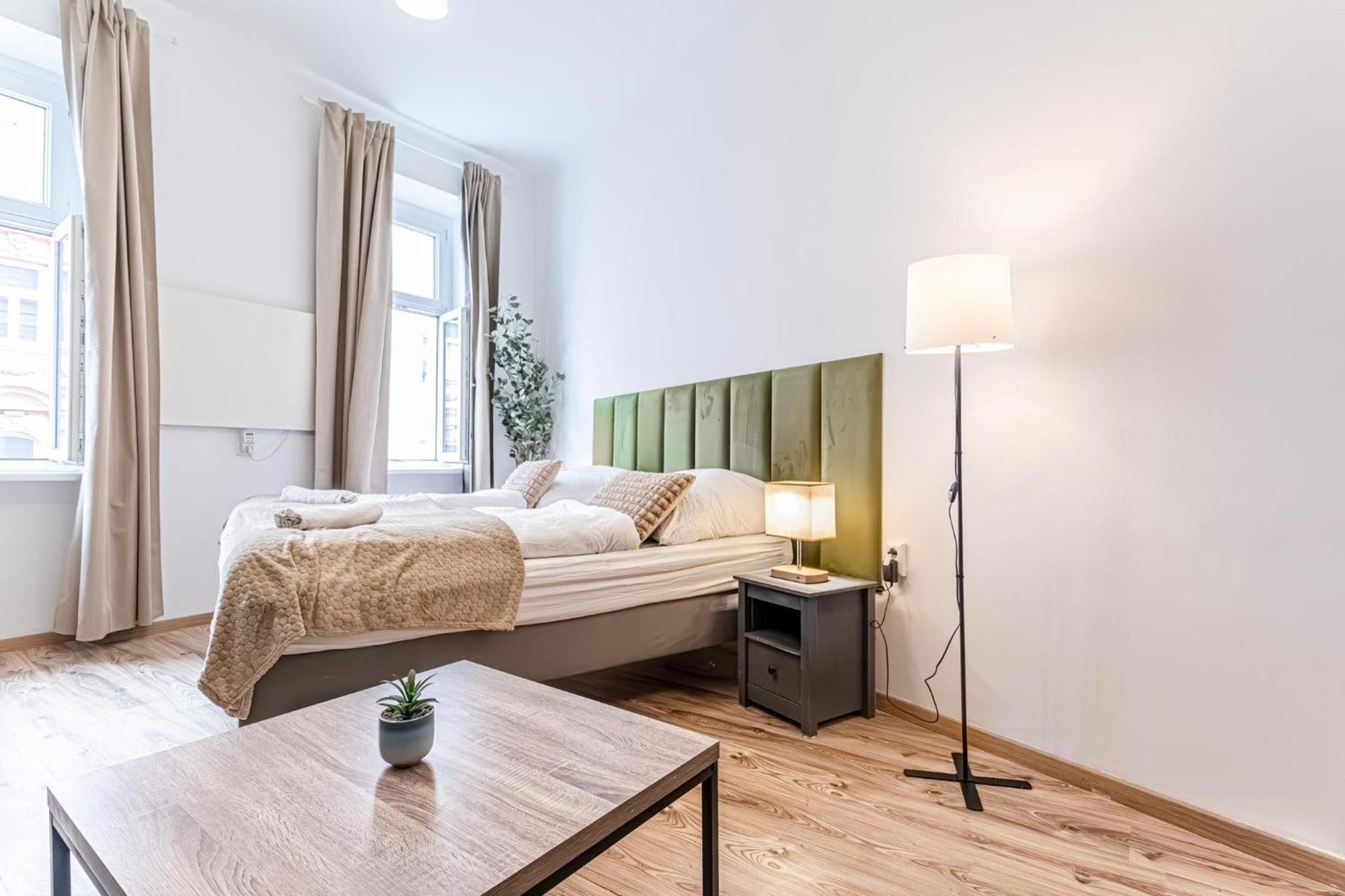 Lovely 1br In Prime Location Of * Viena